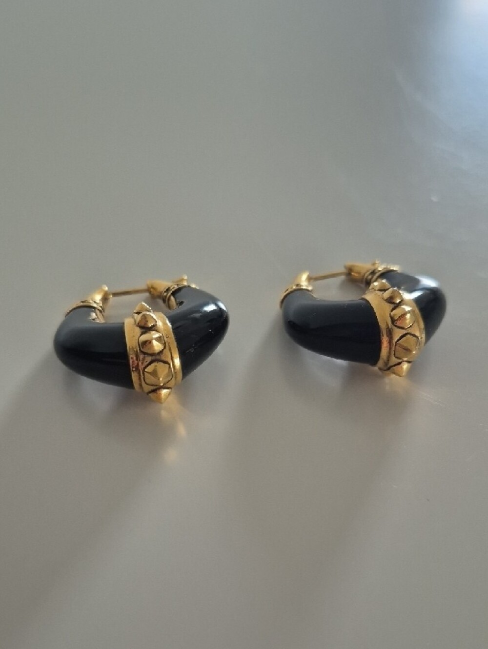 Alexander McQueen Gold and Black Horn Hoop Earrings - Picture 4 of 16